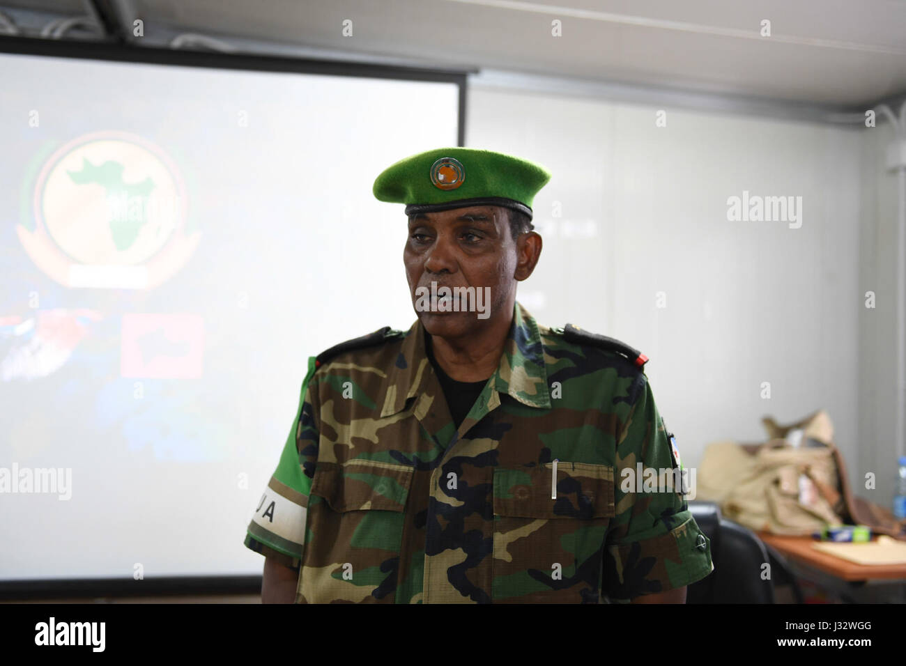 *Lt. Le général Osman Noor Soubagleh*, commandant de la Force de la Mission de l'Union africaine en Somalie (AMISOM), s'adresse aux officiers militaires lors de la cérémonie de clôture d'un cours de planification des opérations à Mogadiscio, en Somalie, marquant une étape importante dans la mission de l'AMISOM dans la région. Banque D'Images