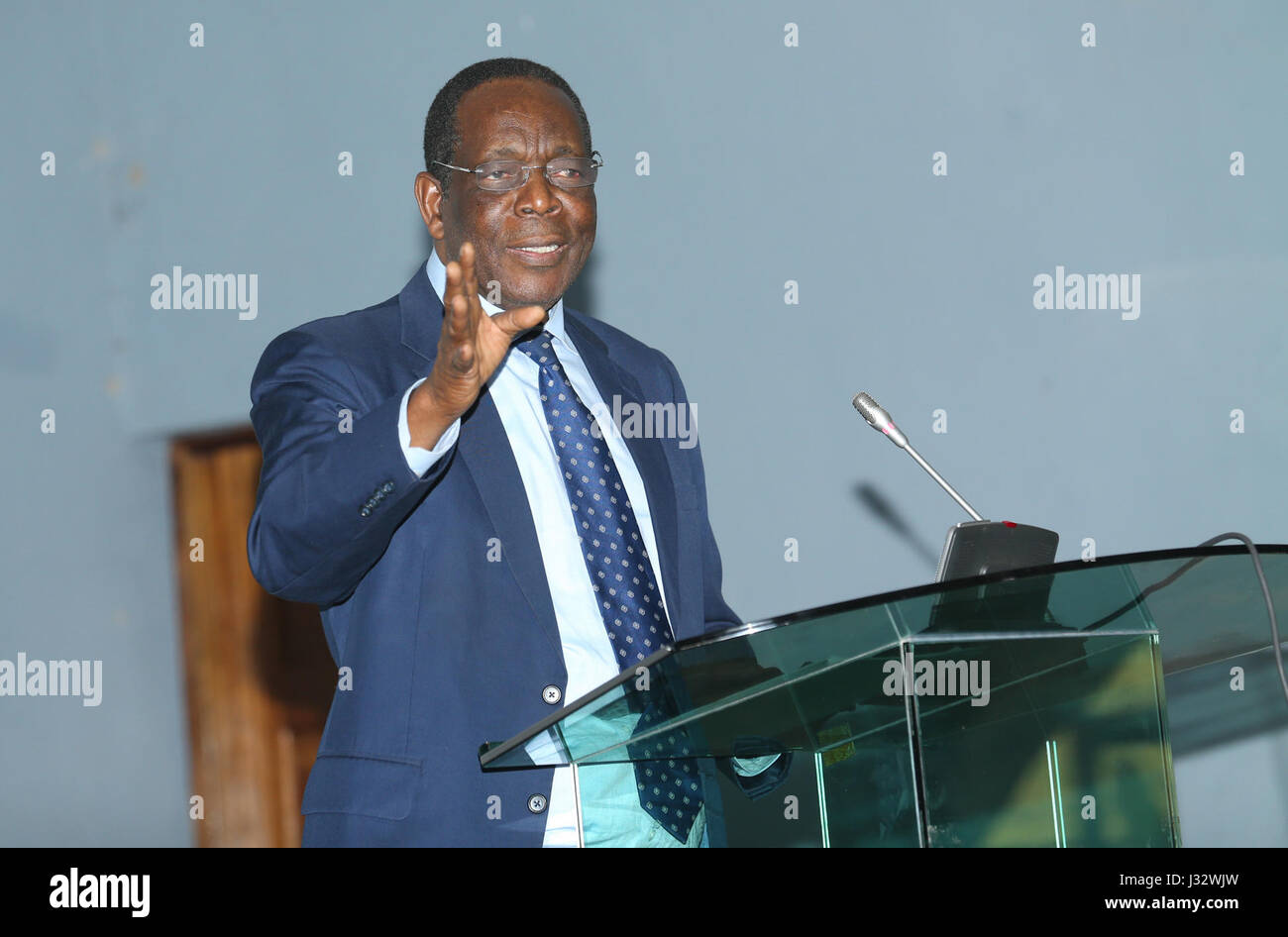 L'Ambassadeur Francisco Madeira, Représentant spécial de la Commission de l'Union africaine pour la Somalie, s'adresse à un atelier de réflexion sur les leçons tirées des dix années de maintien de la paix de l'AMISOM en Somalie. L’événement a eu lieu au KCB leadership Centre à Nairobi, Kenya, le 8 mars 2017. Banque D'Images