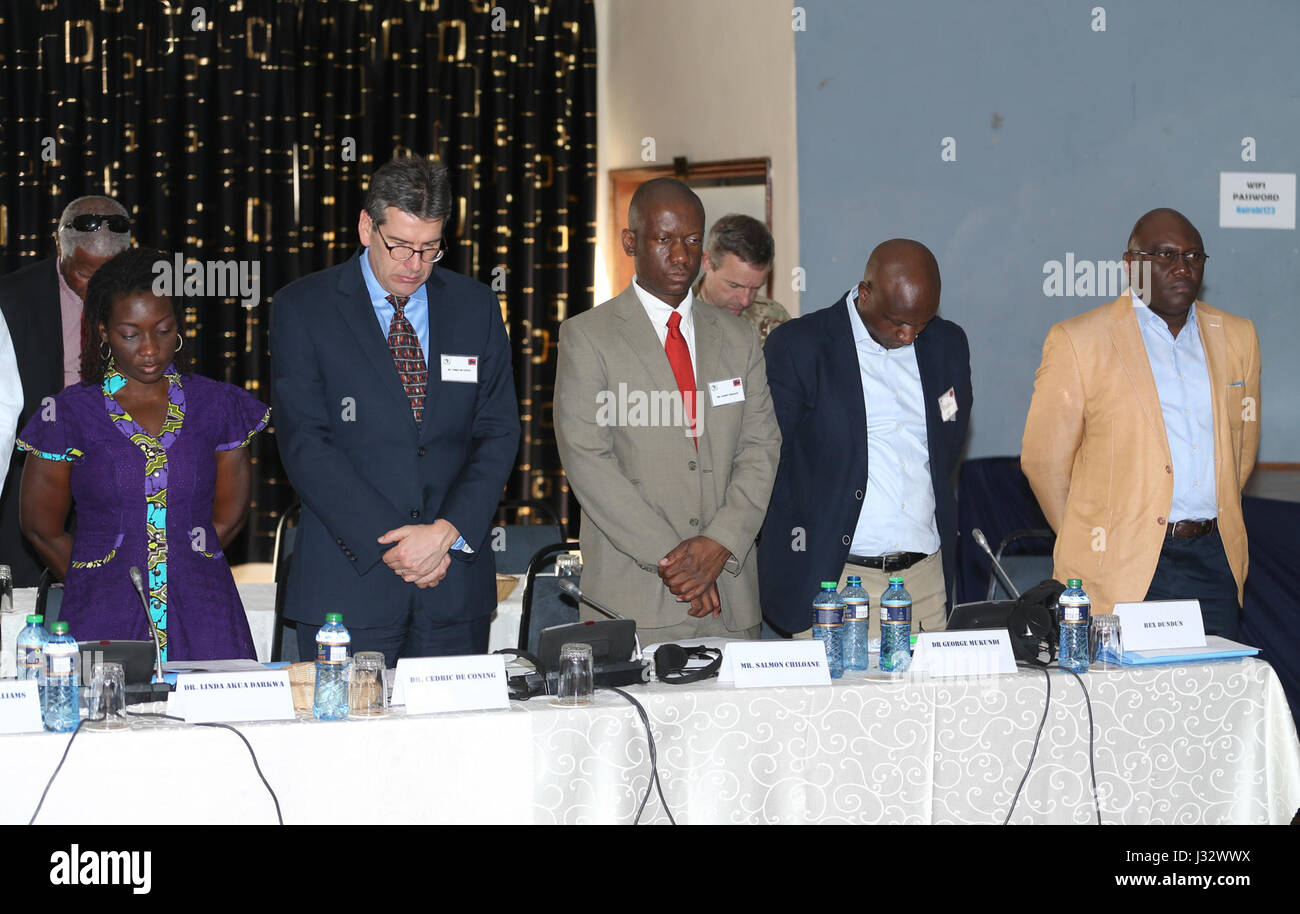 Les participants au Centre de leadership de la KCB à Nairobi, au Kenya, observent une minute de silence pour honorer les soldats tombés au combat et les civils en Somalie. L’atelier marque le 10e anniversaire de la Mission de l’Union africaine en Somalie (AMISOM), le 8 mars 2017, en réfléchissant aux enseignements tirés de la mission. Banque D'Images