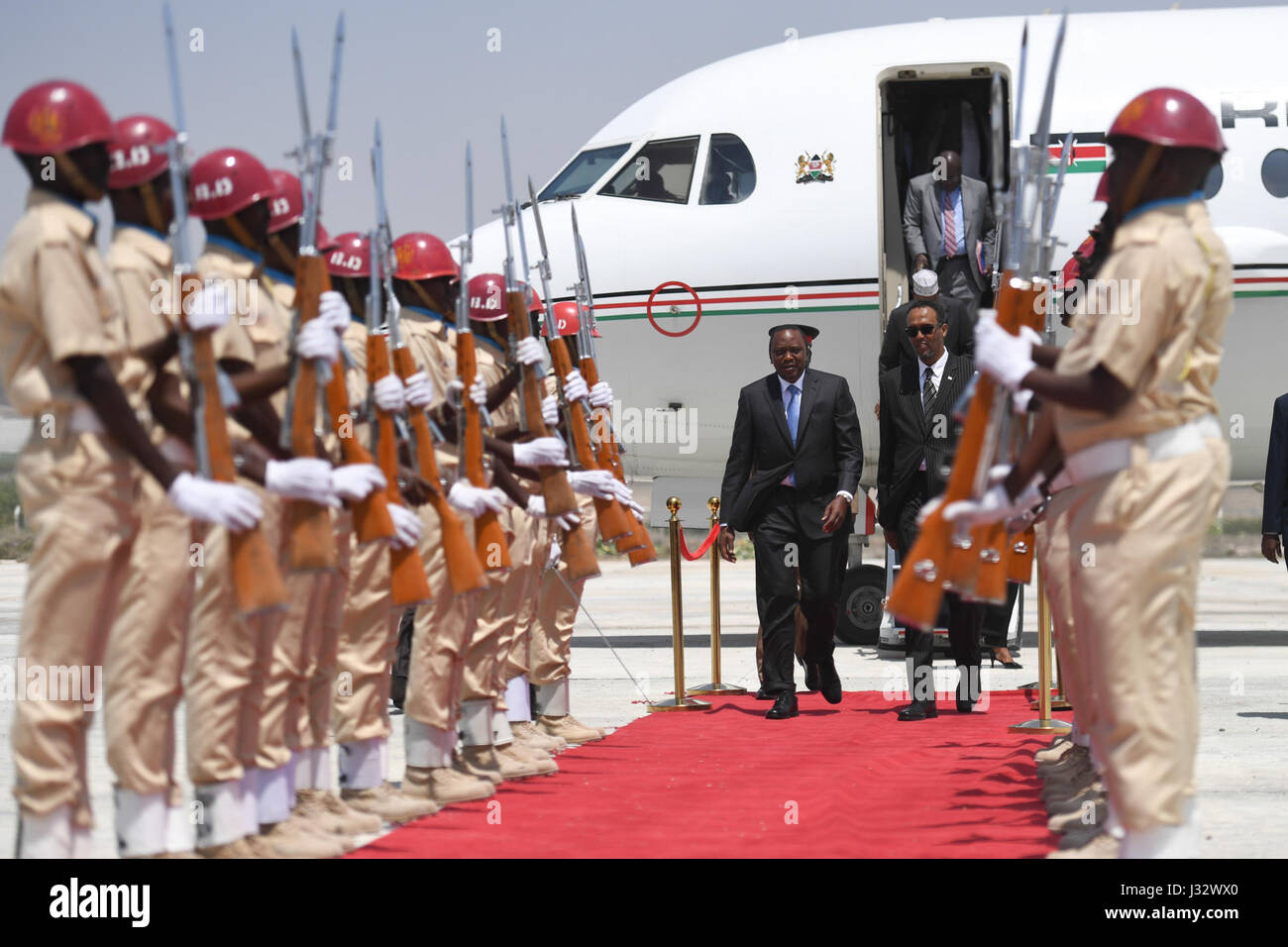 Le Président du Kenya, Uhuru Kenyatta arrive à l'aéroport de Mogadishu, Somalie pour assister à la cérémonie d'inauguration du nouveau président de la Somalie Mohamed Abdullahi Farmaajo, le 22 février 2017. L'AMISOM Photo / Ilyas Ahmed Banque D'Images