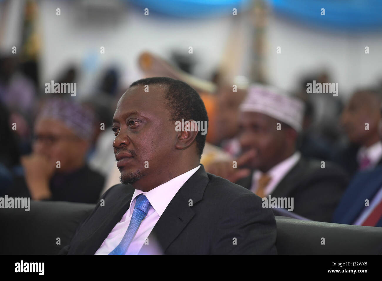 Le président kenyan Uhuru Kenyatta assiste à l’inauguration du président nouvellement élu Mohamed Abdullahi Farmaajo à Mogadiscio le 22 février 2017. L’événement marque un moment important dans la politique somalienne et les relations internationales, alors que les dirigeants du Kenya manifestent leur soutien au nouveau président somalien. Banque D'Images