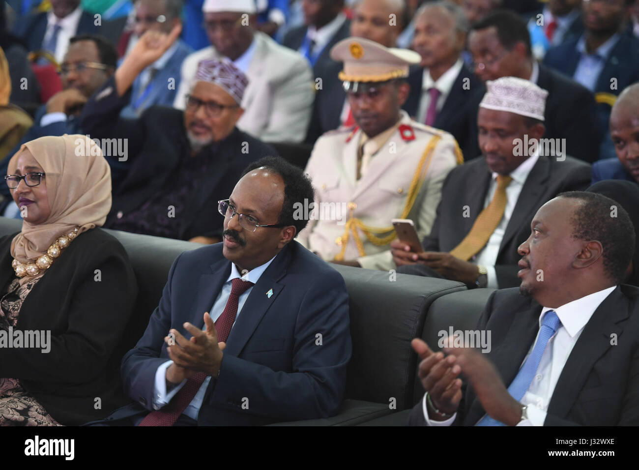 La cérémonie d'investiture du Président Mohamed Abdullahi Farmaajo a eu lieu à Mogadiscio, en Somalie, le 22 février 2017. L'image capture les personnages clés, dont le président kenyan Uhuru Kenyatta, marquant un moment important dans l'histoire politique somalienne. La photo a été prise par le photographe de l'AMISOM, Ilyas Ahmed. Banque D'Images