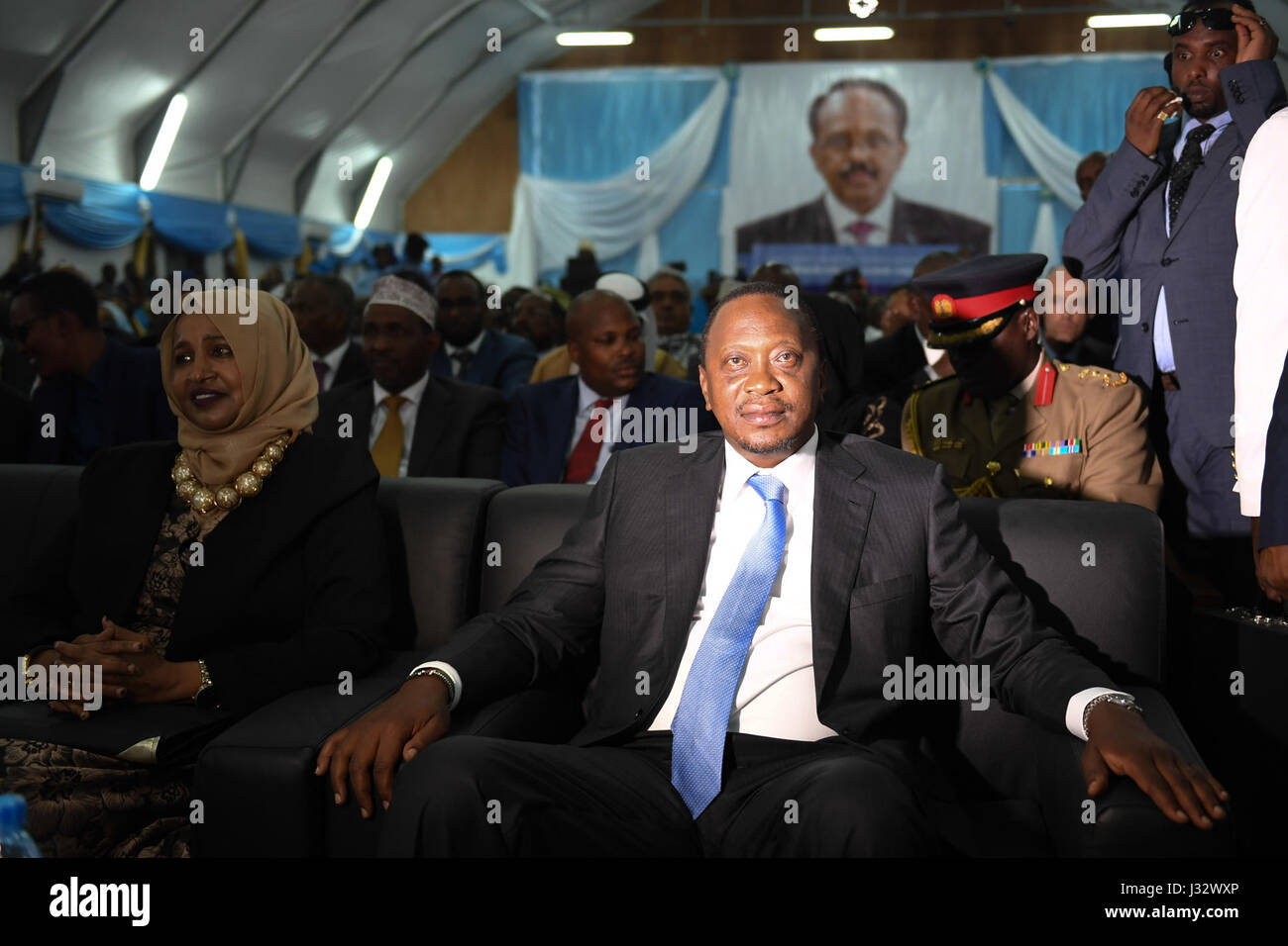Le président kenyan Uhuru Kenyatta et la première dame somalienne Saynab Abdi Moalim assistent à l'inauguration du président nouvellement élu Mohamed Abdullahi Farmaajo à Mogadiscio le 22 février 2017. Cet événement marque une transition politique importante au sein des dirigeants somaliens. Banque D'Images