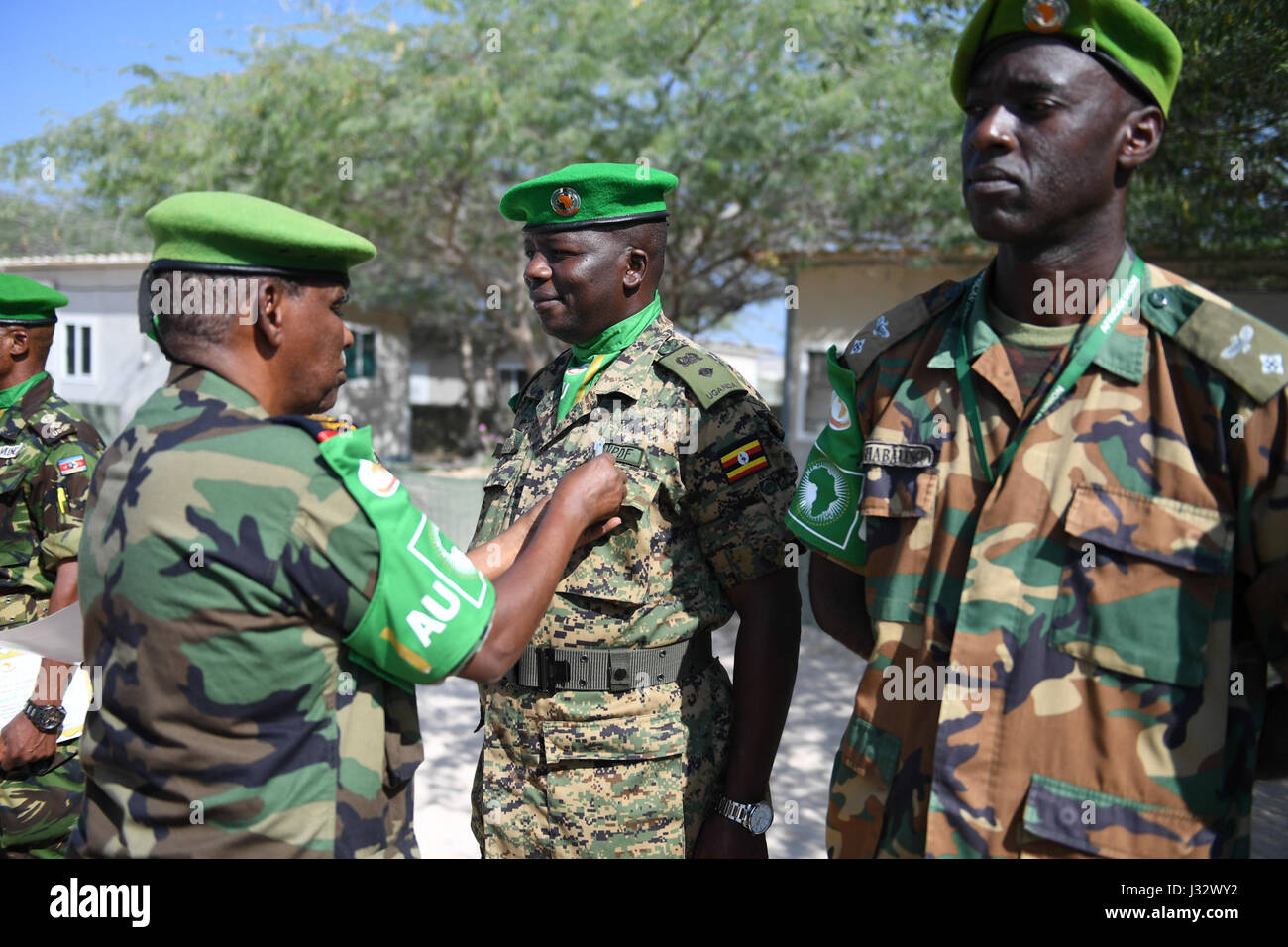 Le commandant de la Force de la Mission de l'Union africaine en Somalie, le général Osman Noor Soubagleh, remet une médaille à un officier de l'AMISOM qui a achevé sa mission en Somalie. La cérémonie marque le succès de la mission de l'officier auprès de l'AMISOM, une force clé de maintien de la paix en Somalie. Banque D'Images