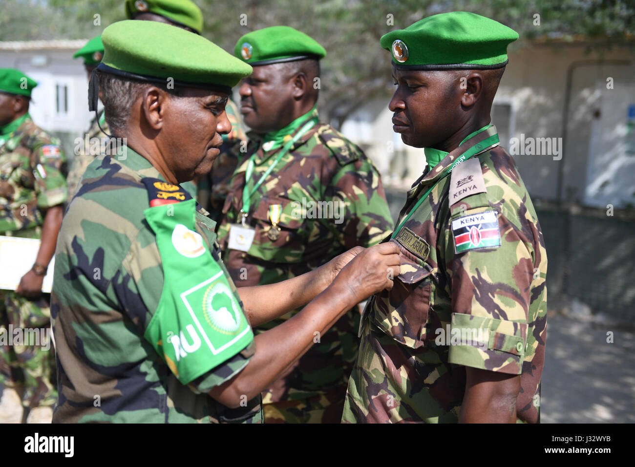 Photographie du général Osman Noor Soubagleh, commandant de la Force de la Mission de l'Union africaine en Somalie (AMISOM), décernant une médaille à un officier militaire qui a terminé son service en Somalie le 24 février 2017. Banque D'Images