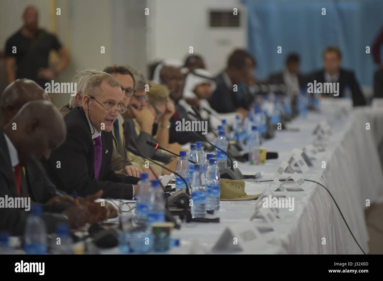 Le 28 février 2017, un représentant de l’ambassade des États-Unis a participé à une table ronde de haut niveau à Mogadiscio, en Somalie, pour discuter de la riposte du pays à la sécheresse. La réunion comprenait des membres du gouvernement somalien, de l'ONU, de l'AMISOM, des donateurs et des ONG travaillant sur la question. Banque D'Images