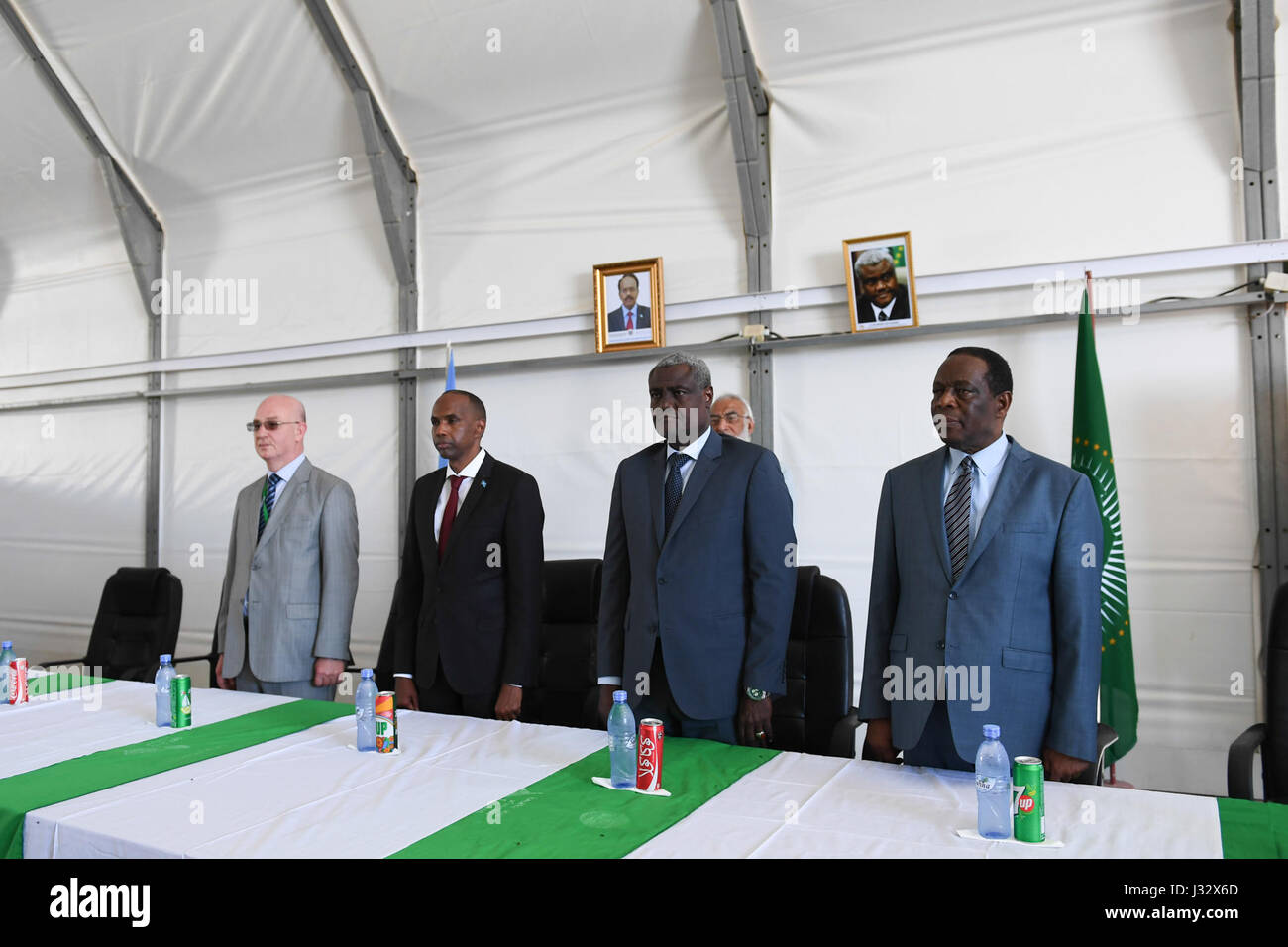 Le commissaire de l'Union africaine pour la paix et la sécurité, l'Ambassadeur Smail Chergui (à gauche), le Premier Ministre de la Somalie, Hassan Ali Kheyre (2e à gauche), le président de la Commission de l'Union africaine, M. Moussa Faki Mahamat (deuxième à droite) et le Représentant spécial de l'UA en Somalie l'Ambassadeur Francisco Madeira (à droite), un support pour l'hymne de l'Union africaine. C'était dans les communications de la réunion avec le personnel de l'UA en Somalie au cours de sa première visite dans le pays le 18 mars 2017. L'AMISOM Photo/Omar Abdisalan Banque D'Images