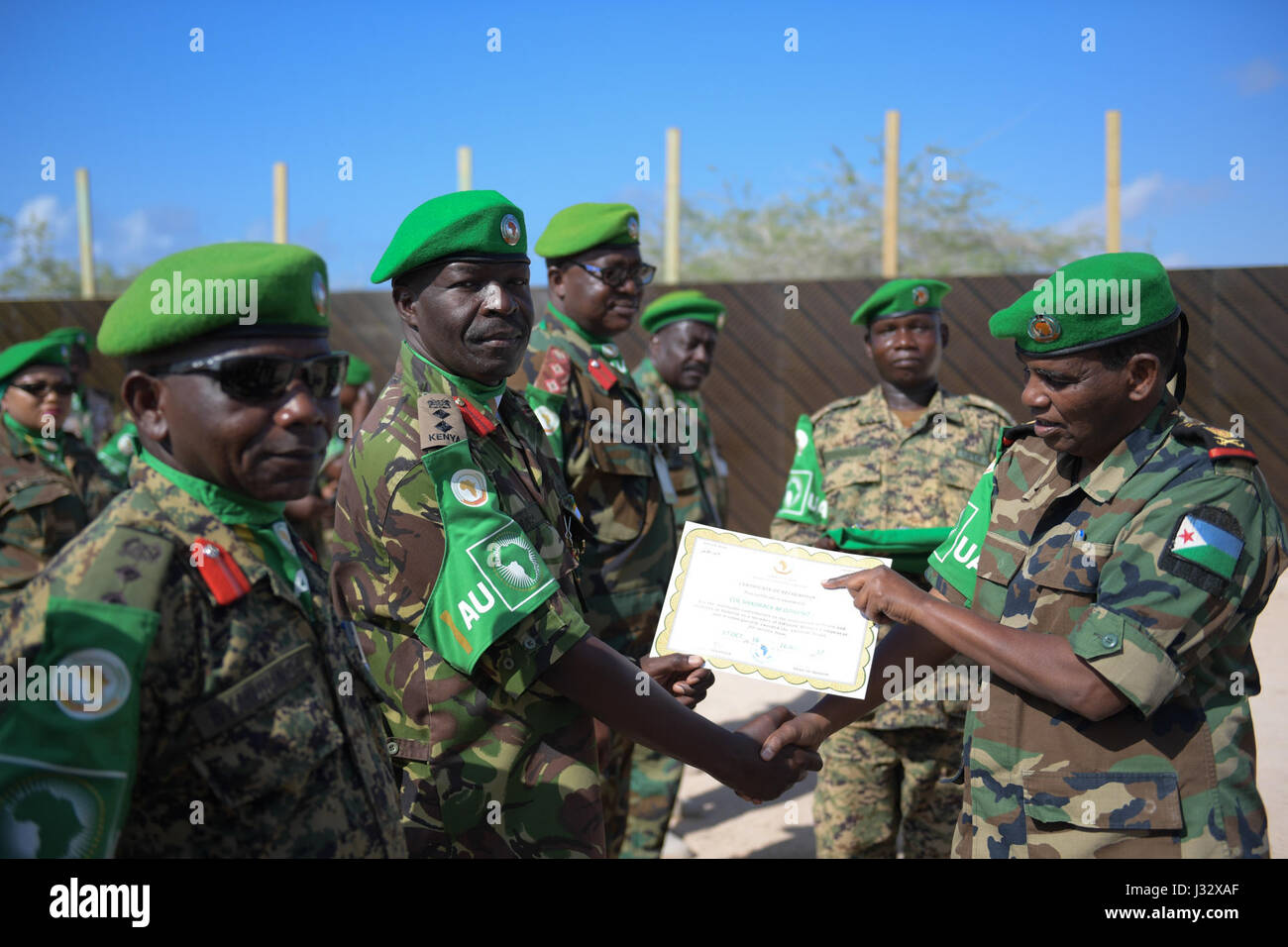 À Mogadiscio (Somalie), le 3 avril 2017, le général Osman Noor Soubagleh, commandant de la Force de l'AMISOM, a remis un certificat à un officier militaire de l'AMISOM lors d'une cérémonie de remise de médailles reconnaissant les contributions aux efforts de maintien de la paix en Somalie. Banque D'Images