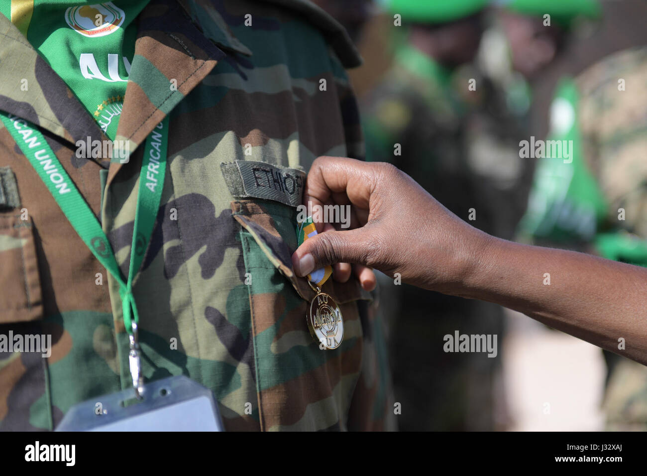 Le 3 avril 2017, le général Osman Noor Soubagleh, commandant de la Force de la Mission de l’Union africaine en Somalie (AMISOM), a remis une médaille à un officier militaire de l’AMISOM en reconnaissance de son service au cours d’une cérémonie à Mogadiscio. Banque D'Images