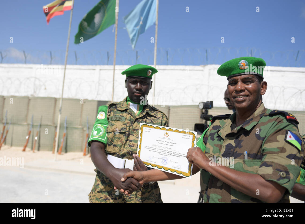 La photo montre le général Osman Noor Soubagleh, de la Mission de l'Union africaine en Somalie (AMISOM), décernant un certificat à un officier militaire à Mogadiscio, en Somalie, lors d'une cérémonie de remise des médailles le 4 avril 2017. Banque D'Images