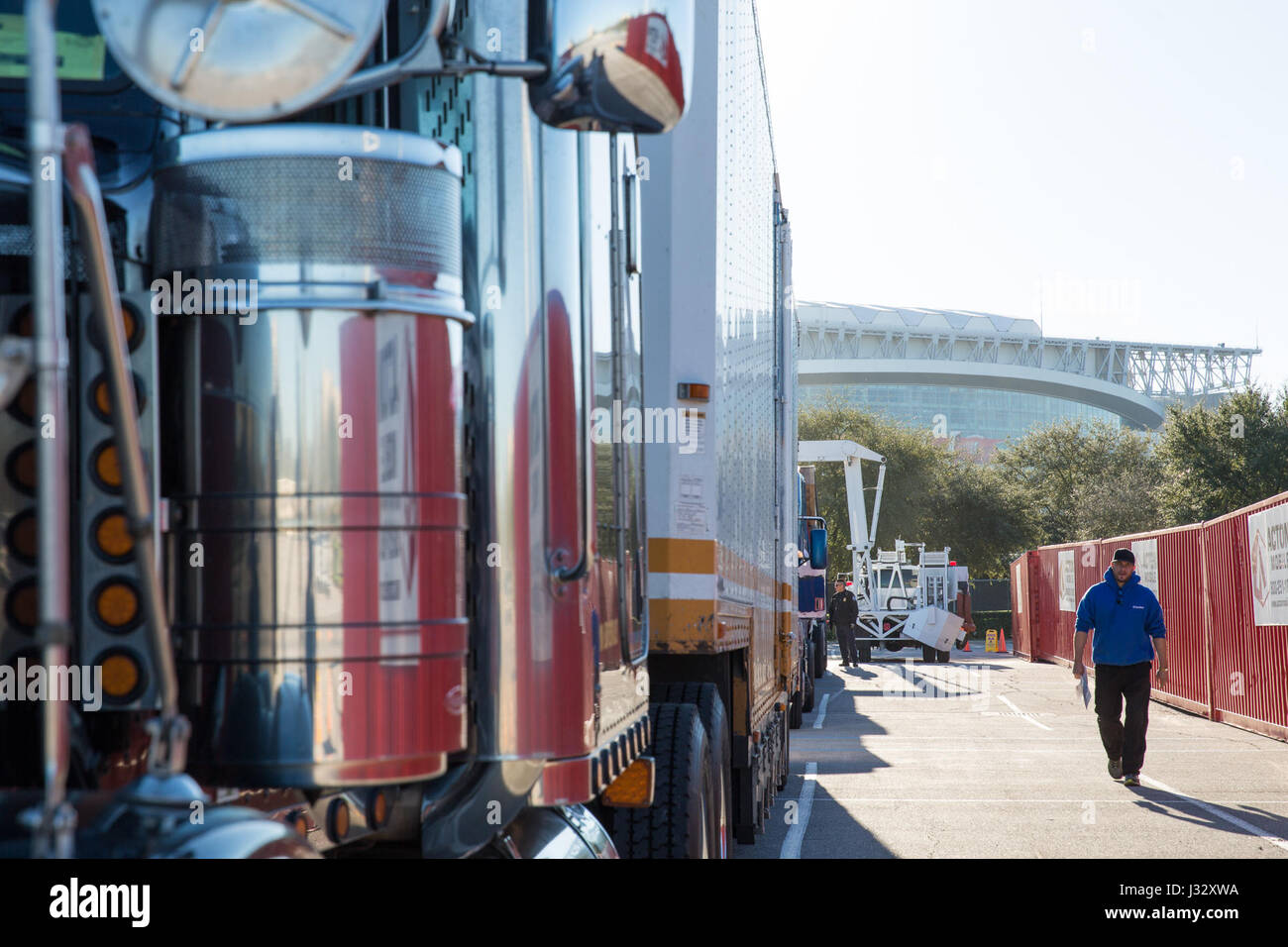 Les camions se tenir dans une ligne comme agents le U.S. Customs and Border Protection Bureau des opérations sur le terrain à l'inspection des véhicules commerciaux et les véhicules de concession qu'ils arrivent au stade de NRG en préparation pour le Super Bowl 51 à Houston, Texas, le 30 janvier 2017. Les véhicules sont analysés par x-ray avant l'entrée dans le stade principal. U.S. Customs and Border Protection Photo par Ozzy Trevino Banque D'Images