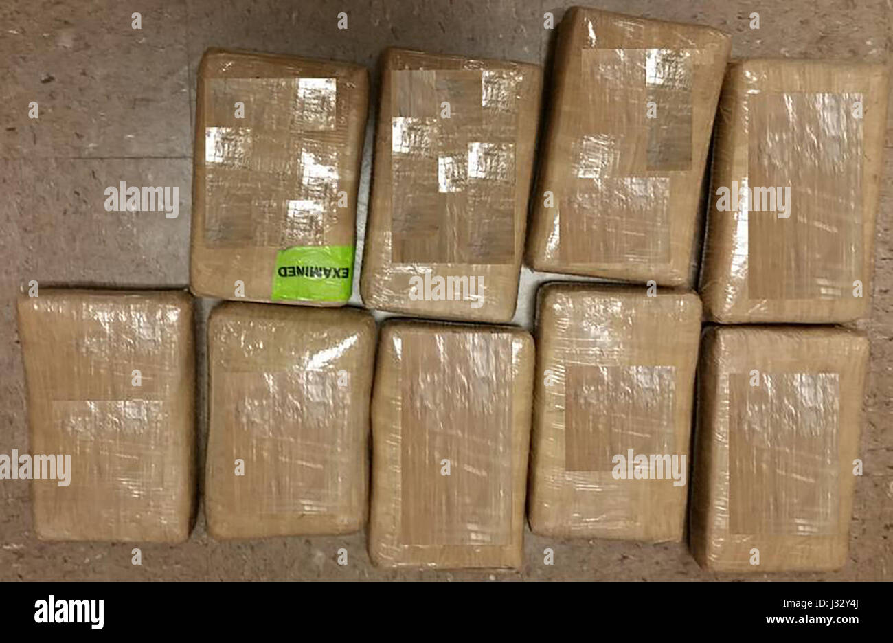 BROWNSVILLE, Texas - U.S. Customs and Border Protection Agency, à l'entrée du pont international de la voie maritime ont intercepté un chargement de cocaïne présumée, évalué à environ 168 300 $, cachées au sein d'une Nissan Sentra 2007 argent. Le véhicule a été renvoyé au CBP pour un examen secondaire. Après inspection du véhicule, les agents du CBP découvert neuf paquets de cocaïne présumée dissimulé à l'intérieur du véhicule. Les officiers du CBP a retiré le colis contenant un total de 22 livres de cocaïne présumée d'une valeur marchande de 168 300 $. "Comme notre première ligne de défense, les agents du CBP reste toujours vi Banque D'Images
