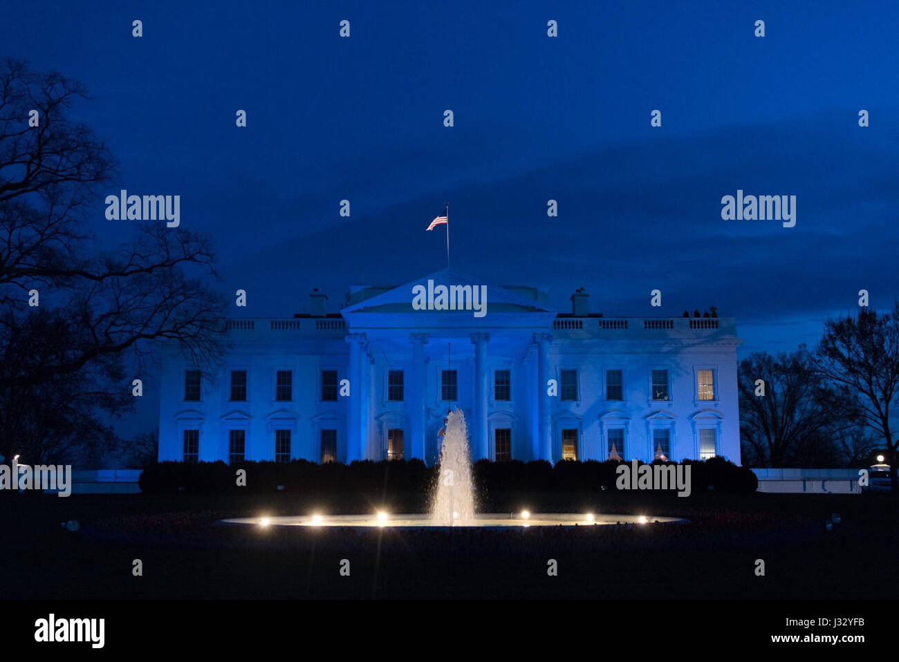 Cette image représente la Maison Blanche à Washington, DC, pendant l'heure bleue, juste avant le coucher du soleil ou après le lever du soleil. L'éclairage tranquille capture l'architecture emblématique et l'importance historique du bâtiment, symbolisant le siège du gouvernement américain et du pouvoir politique. Banque D'Images
