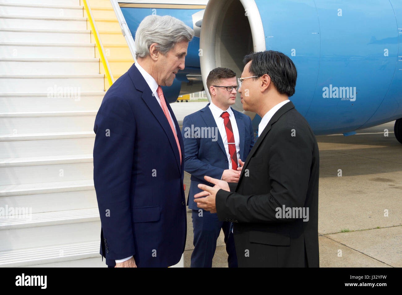 Le 13 janvier 2017, le Quang long, directeur général par intérim du Bureau des relations extérieures du Vietnam, a rencontré le secrétaire d'État américain John Kerry à l'aéroport international Tan son Nhat à Ho Chi Minh-ville, Vietnam, lors du dernier voyage de Kerry à l'étranger. Banque D'Images