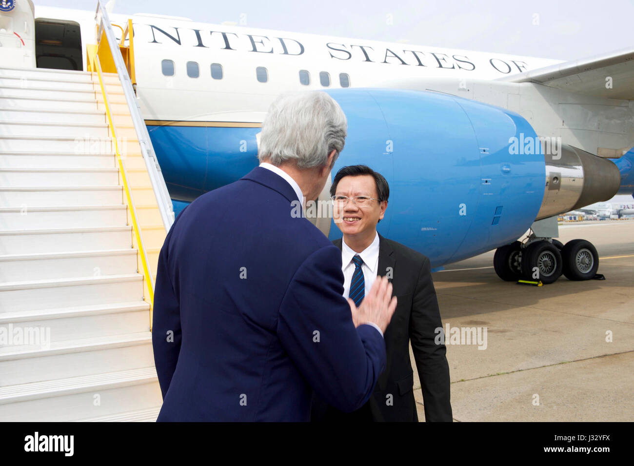 Le 13 janvier 2017, le secrétaire d’État américain John Kerry fait ses adieux au directeur général par intérim du Bureau des relations extérieures du Vietnam, le Quang long, à l’aéroport international Tan son Nhat de Ho Chi Minh-ville, lors de la dernière visite de Kerry à l’étranger. Banque D'Images