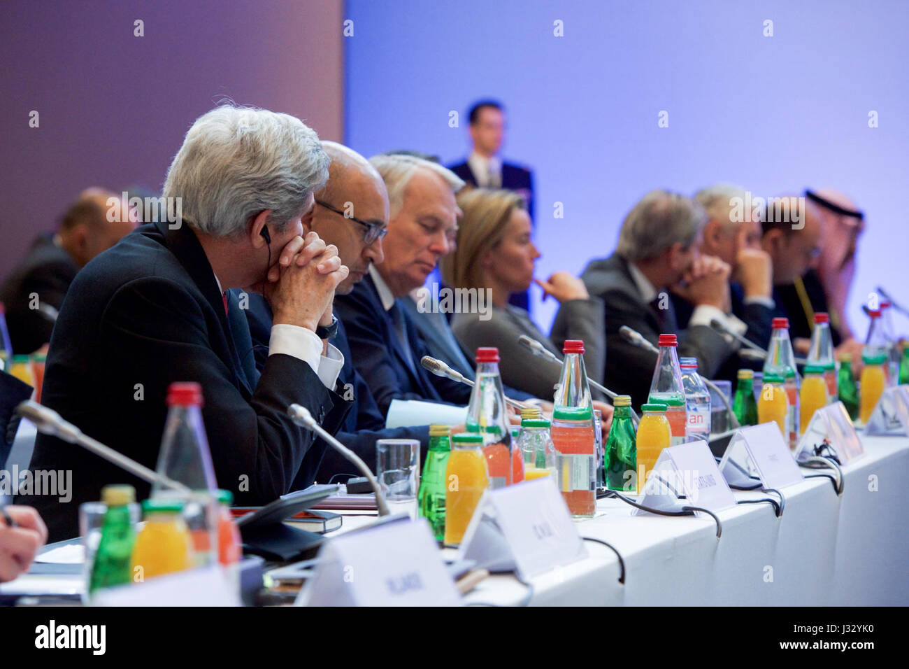 Le secrétaire d'Etat John Kerry à l'écoute que le président français François Hollande traite ses invités le 15 janvier 2017, au ministère des Affaires étrangères Centre de conférence à Paris, en France, à l'origine d'une conférence organisée sur la paix au Moyen-Orient. Banque D'Images