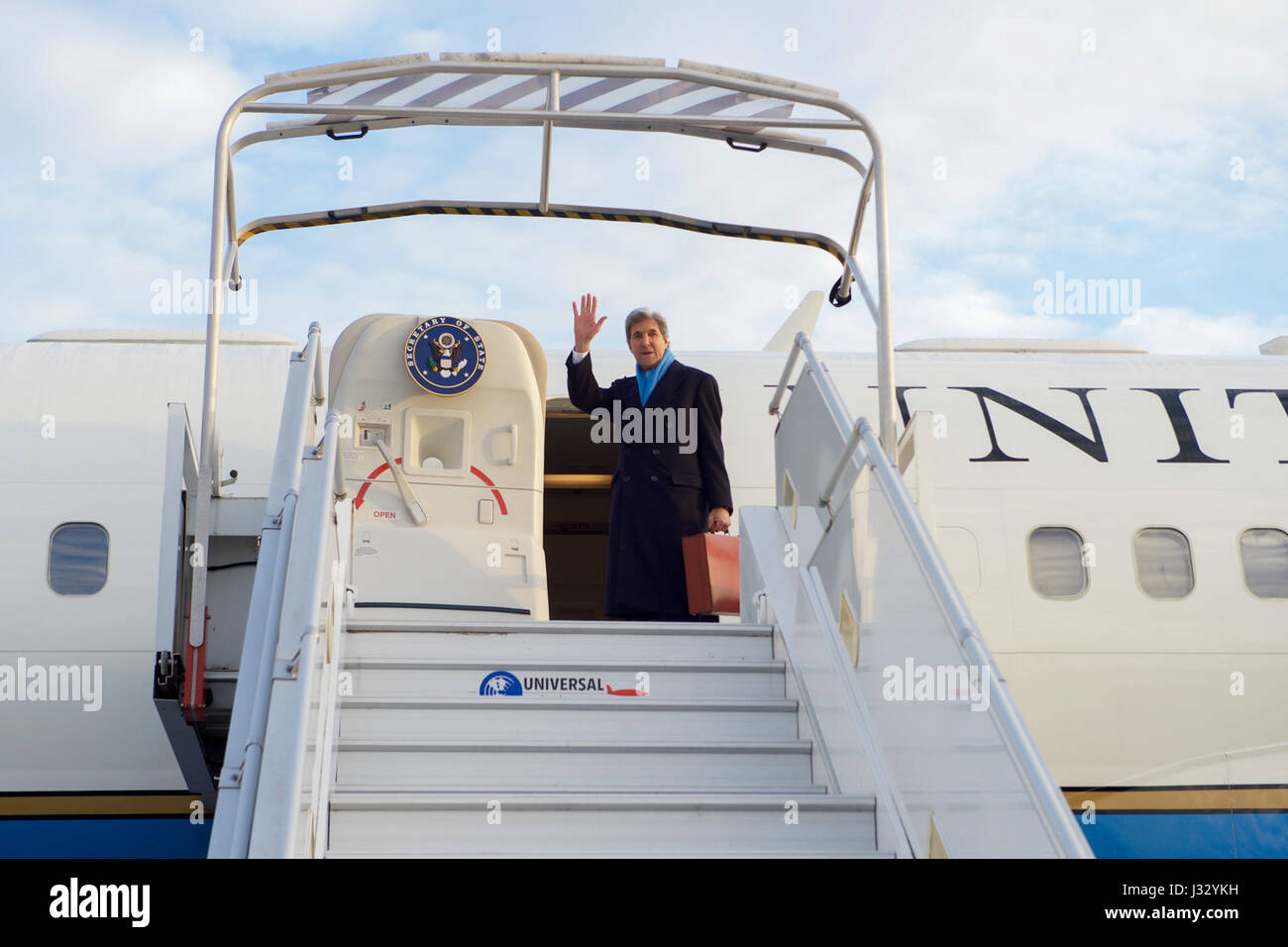 Le 16 janvier 2017, le secrétaire d'État américain John Kerry quitte l'aéroport du Bourget à Paris, en France, pour Londres, au Royaume-Uni, après sa participation à une conférence visant à aborder la paix au moyen-Orient. L'événement a mis en lumière les efforts diplomatiques déployés pour résoudre les conflits régionaux en cours. Banque D'Images