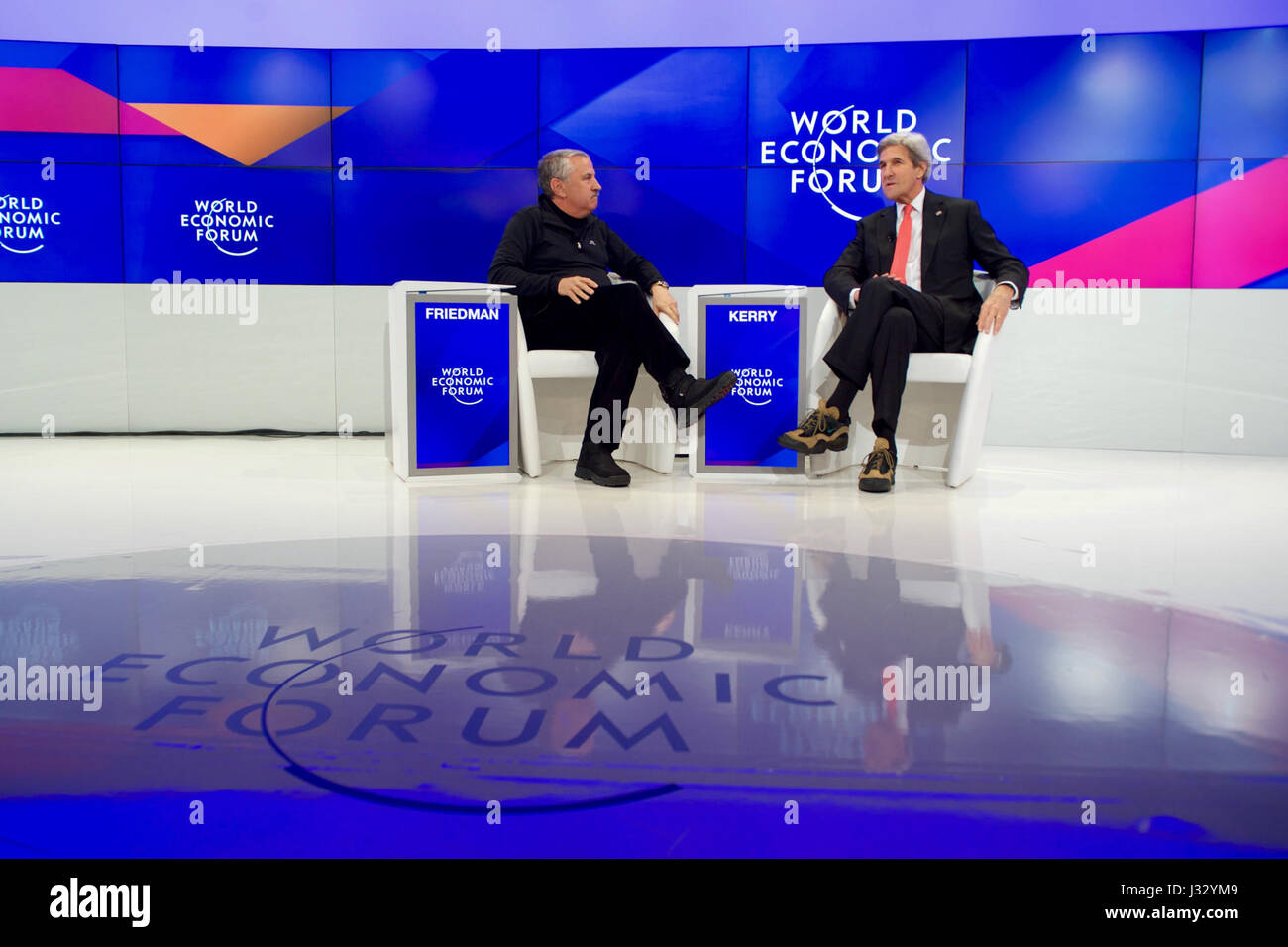 Le secrétaire d’État américain John Kerry s’entretient avec Tom Friedman, chroniqueur du New York Times, au Forum économique mondial de Davos, en Suisse, pour discuter des relations internationales et des enjeux mondiaux. Banque D'Images