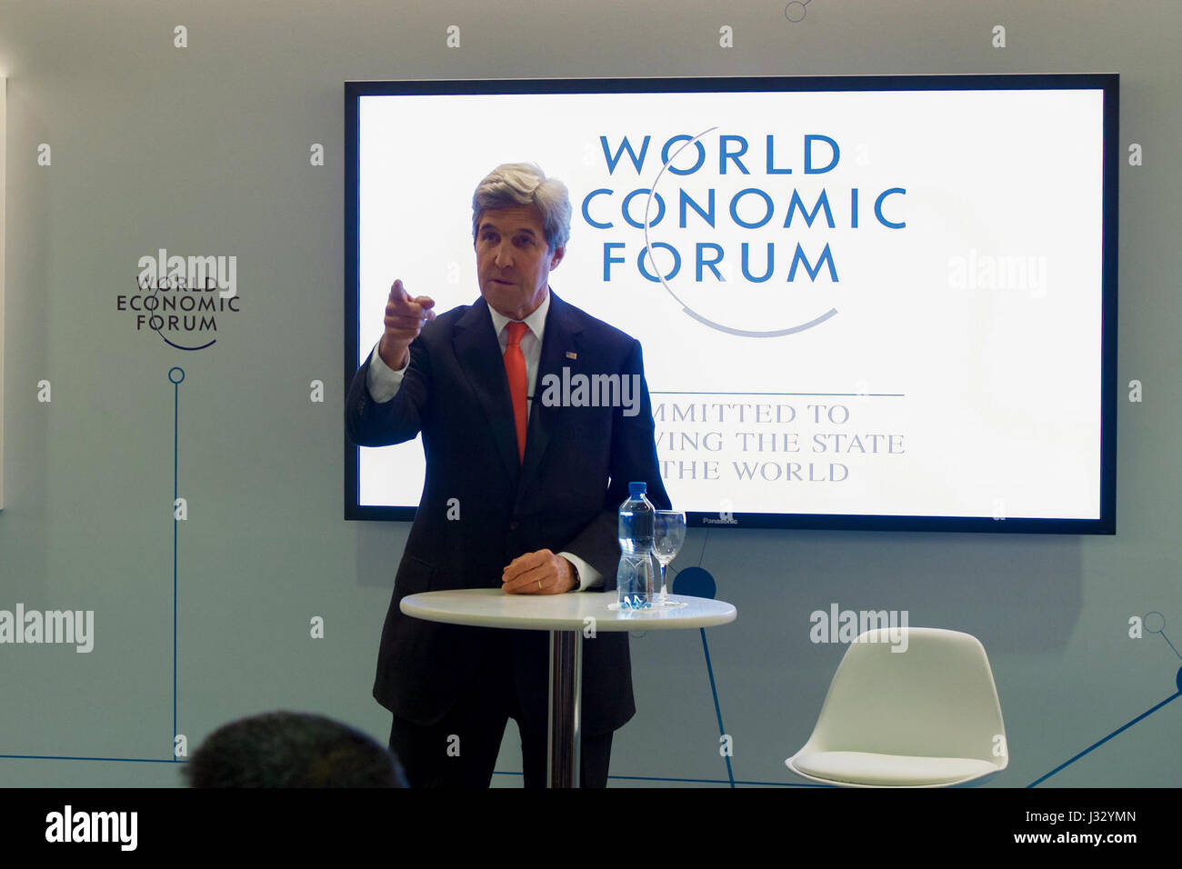 Le secrétaire d’État américain John Kerry s’adresse à de jeunes chefs d’entreprise lors du Forum économique mondial 2017 à Davos, en Suisse, mettant l’accent sur la coopération économique mondiale et le leadership. Banque D'Images