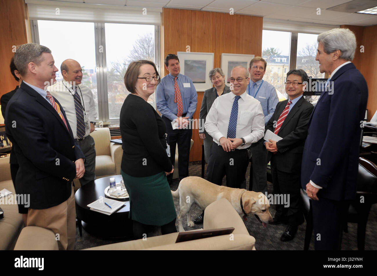 Le 17 janvier 2017, le secrétaire d'État américain John Kerry est vu parler avec le secrétaire d'État adjoint aux Affaires de l'Asie de l'est et du Pacifique Danny Russel lors de sa dernière ronde au département d'État à Washington, DC. La conversation reflète les engagements diplomatiques avant le changement d'administration. Banque D'Images