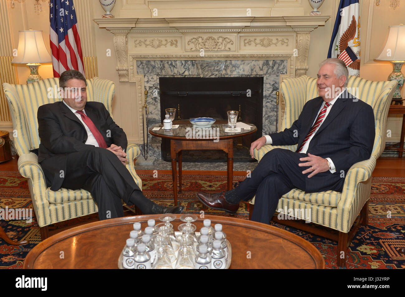 Le secrétaire d'État américain Rex Tillerson et le ministre allemand des Affaires étrangères Sigmar Gabriel se sont rencontrés au département d'État américain le 2 février 2017 pour discuter des relations internationales, de la coopération diplomatique et des questions politiques entre les États-Unis et l'Allemagne. Banque D'Images