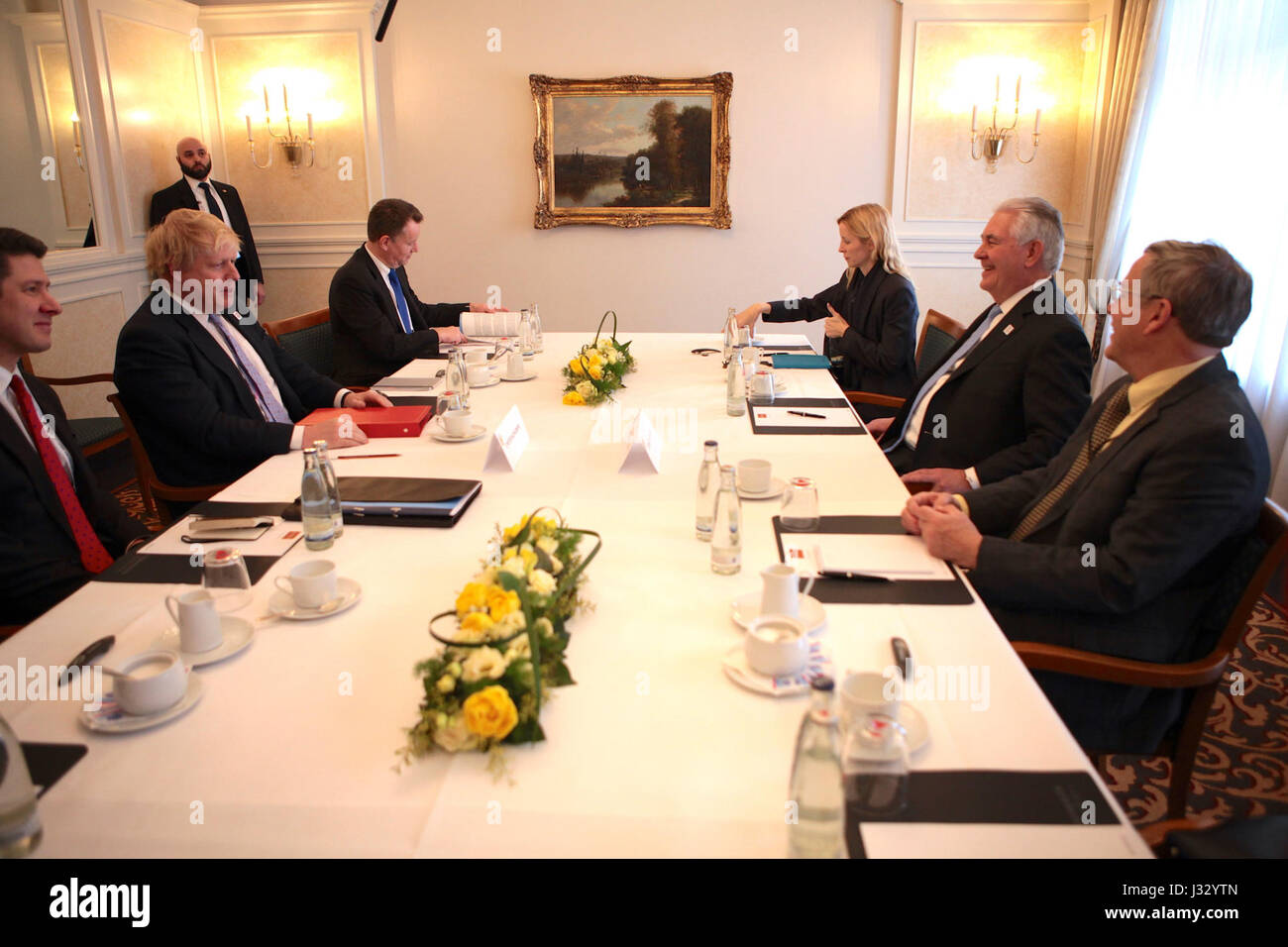Le secrétaire d'État américain Rex Tillerson a rencontré le ministre britannique des Affaires étrangères Boris Johnson à Bonn, en Allemagne, lors de la réunion des ministres des Affaires étrangères du G-20, le 16 février 2017, marquant le premier voyage officiel de Tillerson dans son nouveau rôle. Banque D'Images