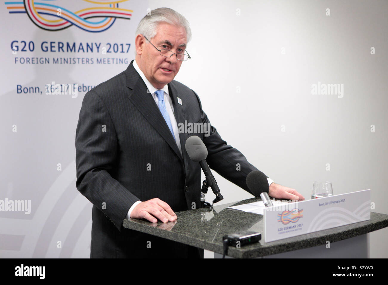 Le 16 février 2017, le secrétaire d'État américain Rex Tillerson a rencontré le ministre russe des Affaires étrangères Sergueï Lavrov lors de la réunion des ministres des Affaires étrangères du G-20 à Bonn, en Allemagne. Cela marque le premier voyage officiel de Tillerson en tant que secrétaire d'État. Banque D'Images