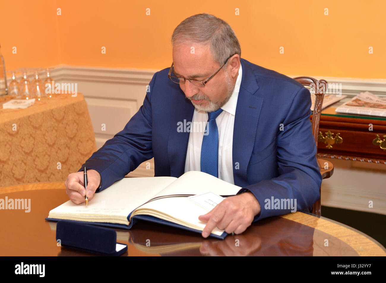 Le 8 mars 2017, le ministre israélien de la Défense Avigdor Lieberman a signé le livre d'or du secrétaire d'État américain Rex Tillerson avant une réunion bilatérale au département d'État américain à Washington, DC, reflétant les relations diplomatiques entre Israël et les États-Unis Banque D'Images
