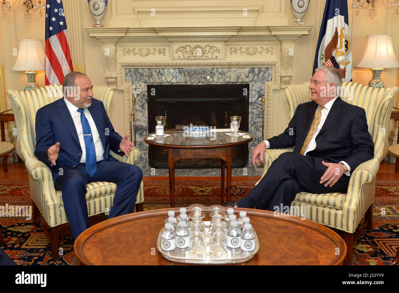 Le 8 mars 2017, le secrétaire d'État américain Rex Tillerson a rencontré le ministre israélien de la Défense Avigdor Lieberman au département d'État américain à Washington, DC. La réunion a porté sur le renforcement des relations américano-israéliennes et de la sécurité régionale. Banque D'Images