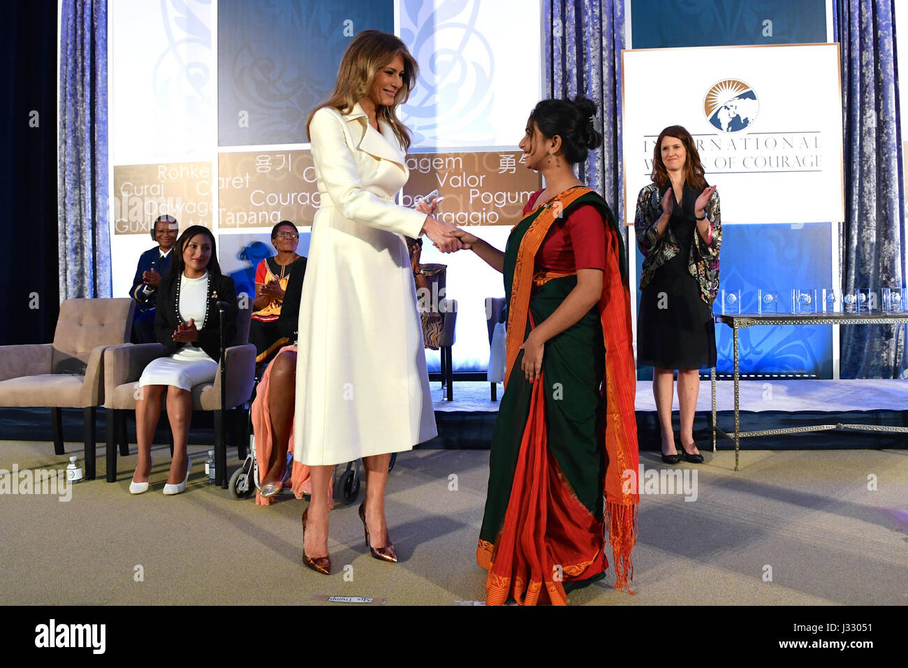 Première Dame Melania Trump présente la 2017 International Women of Courage Award à Sharmin Akter du Bangladesh lors d'une cérémonie au département d'État des États-Unis à Washington, D.C., le 29 mars 2017. Banque D'Images