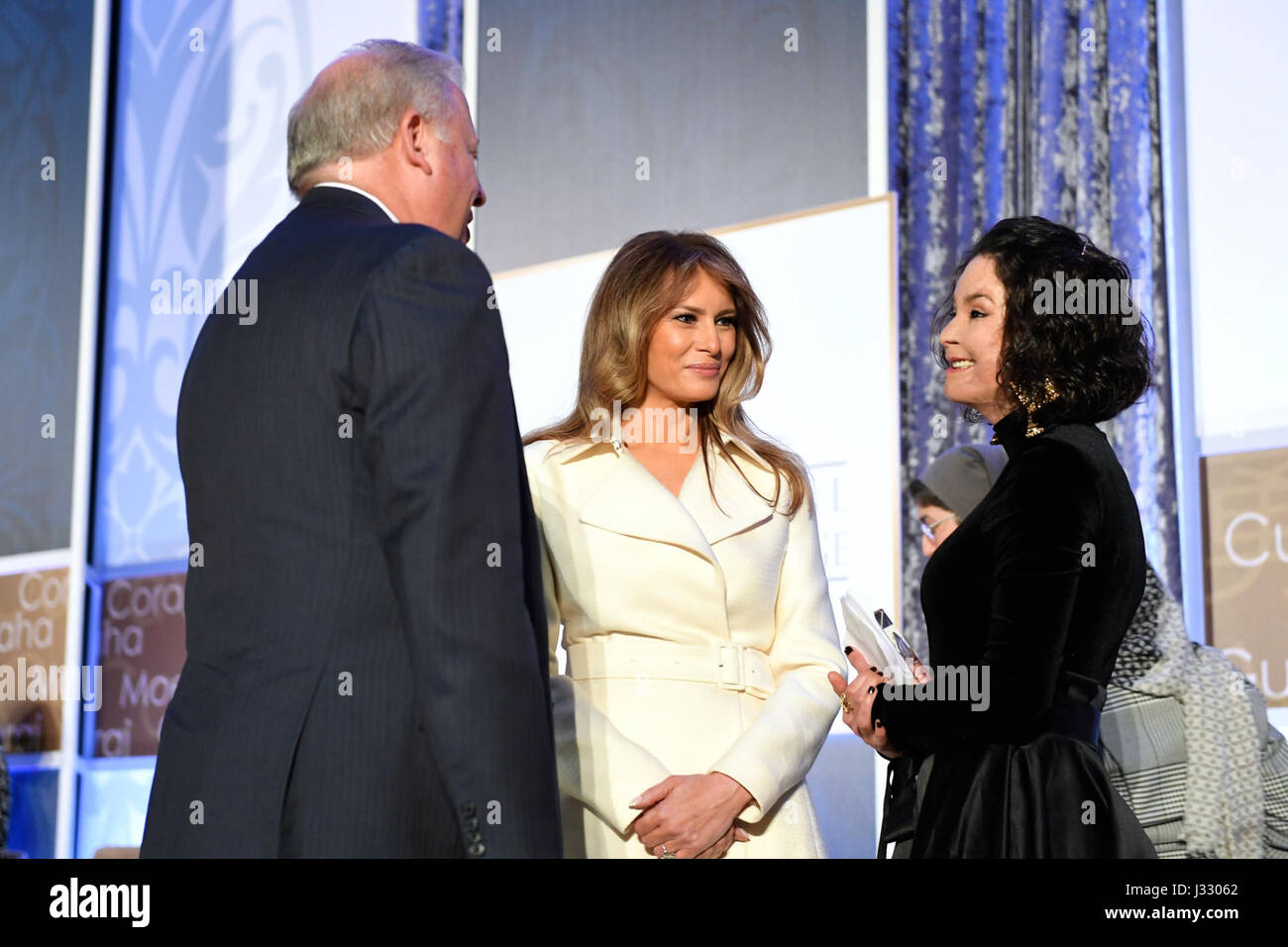 La première dame Melania Trump et le sous-secrétaire d’État Thomas A. Shannon s’entretiennent avec Natalia Ponce de Leon, lauréate 2017 de l’International Women of courage Award de Colombie, lors d’une cérémonie au Département d’État américain. Banque D'Images
