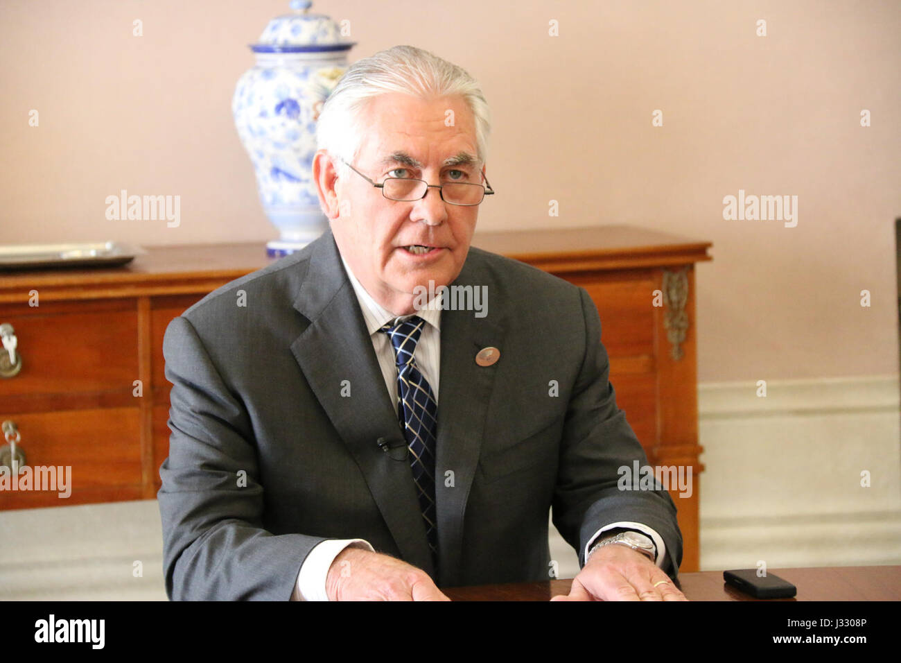 Le secrétaire d'État américain Rex Tillerson s'adresse à la presse lors de la réunion des ministres des Affaires étrangères du G-7 à Lucques, en Italie. Cette rencontre diplomatique a porté sur des questions mondiales telles que la sécurité et les relations internationales. Banque D'Images