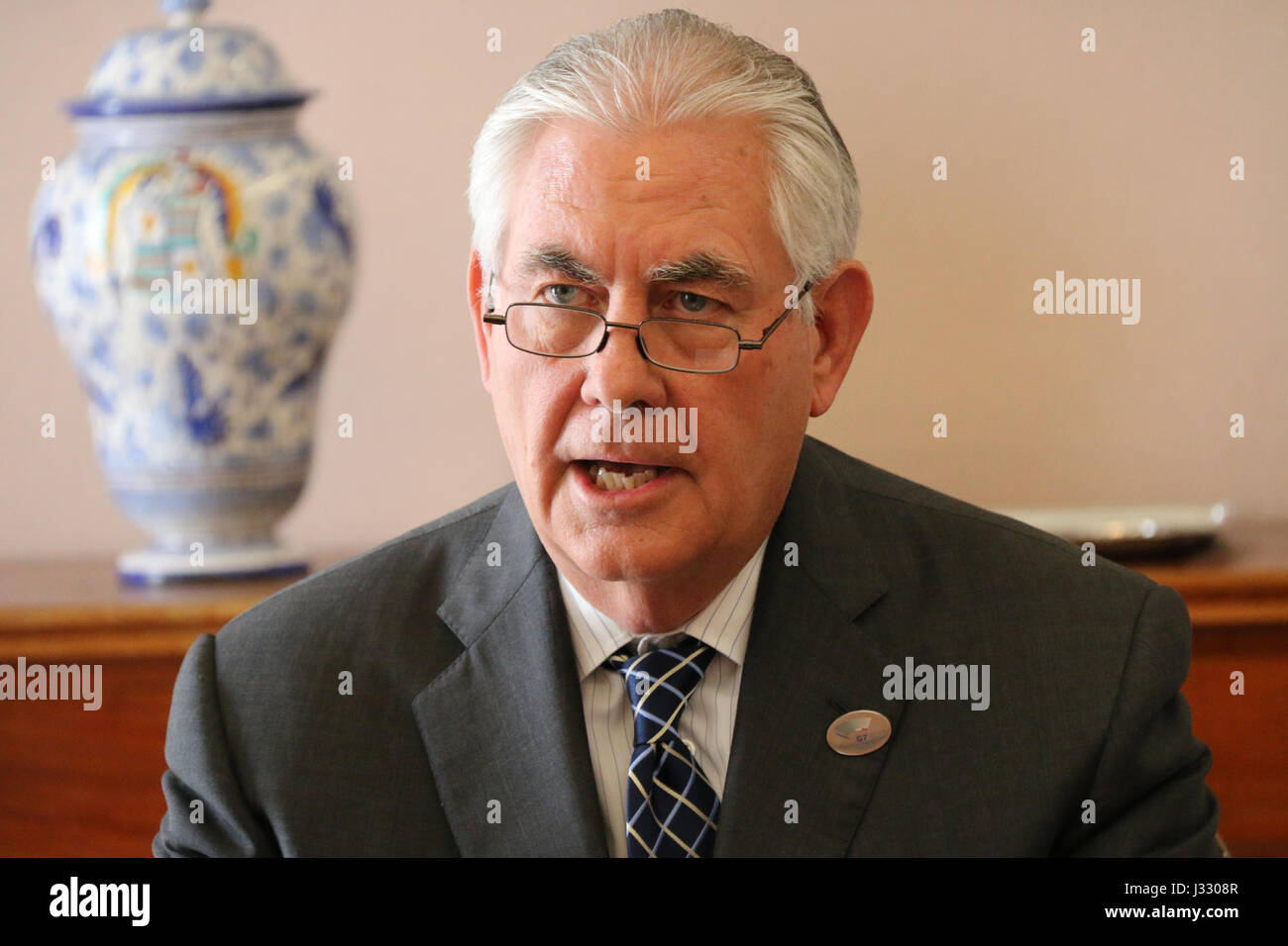 Rex Tillerson, secrétaire d'État américain, s'adresse à la presse lors de la réunion des ministres des Affaires étrangères du G-7 qui s'est tenue au Palazzo Ducale à Lucques, en Italie, le 11 avril 2017. La réunion a porté sur la diplomatie internationale, la sécurité mondiale et les discussions sur la politique étrangère. Banque D'Images