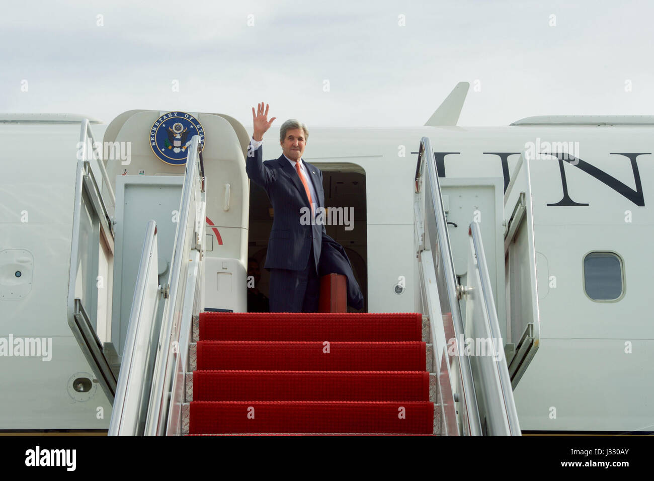 Le secrétaire d'Etat John Kerry dit au revoir avant de monter à bord de son avion à Joint Base Andrews de Camp Springs, Maryland, le 11 janvier 2016, pour commencer son dernier voyage à bord, avec des arrêts au Vietnam, la France, le Royaume-Uni et la Suisse. Banque D'Images