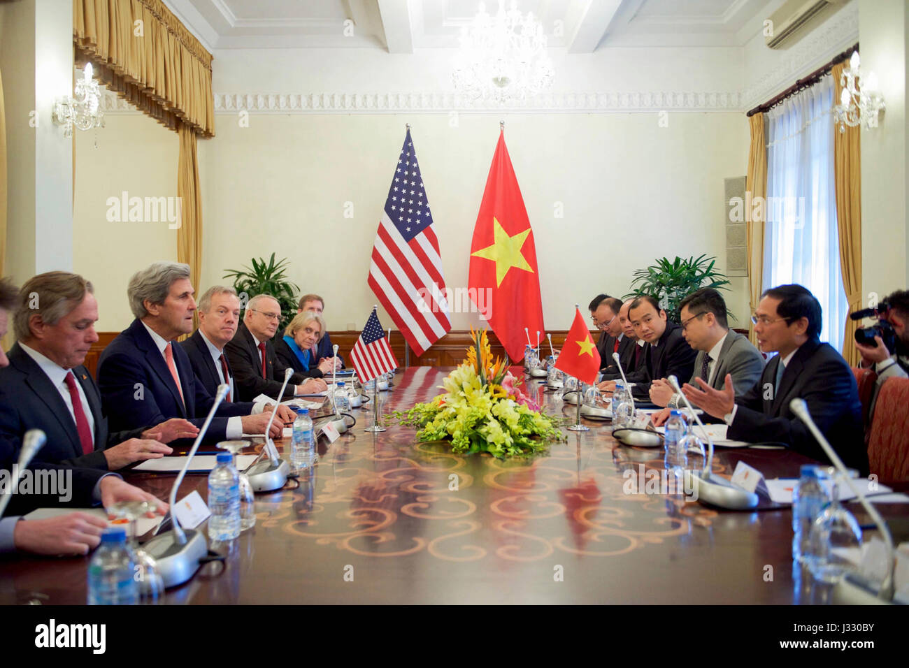 Le secrétaire d'Etat John Kerry écoute Ministre vietnamien des affaires étrangères par intérim fils Bui Thanh parler dès le début d'une réunion bilatérale le 13 janvier 2017, au ministère des Affaires étrangères à Hanoi, au Vietnam, au cours de la final du Secrétaire voyage à l'étranger. Banque D'Images