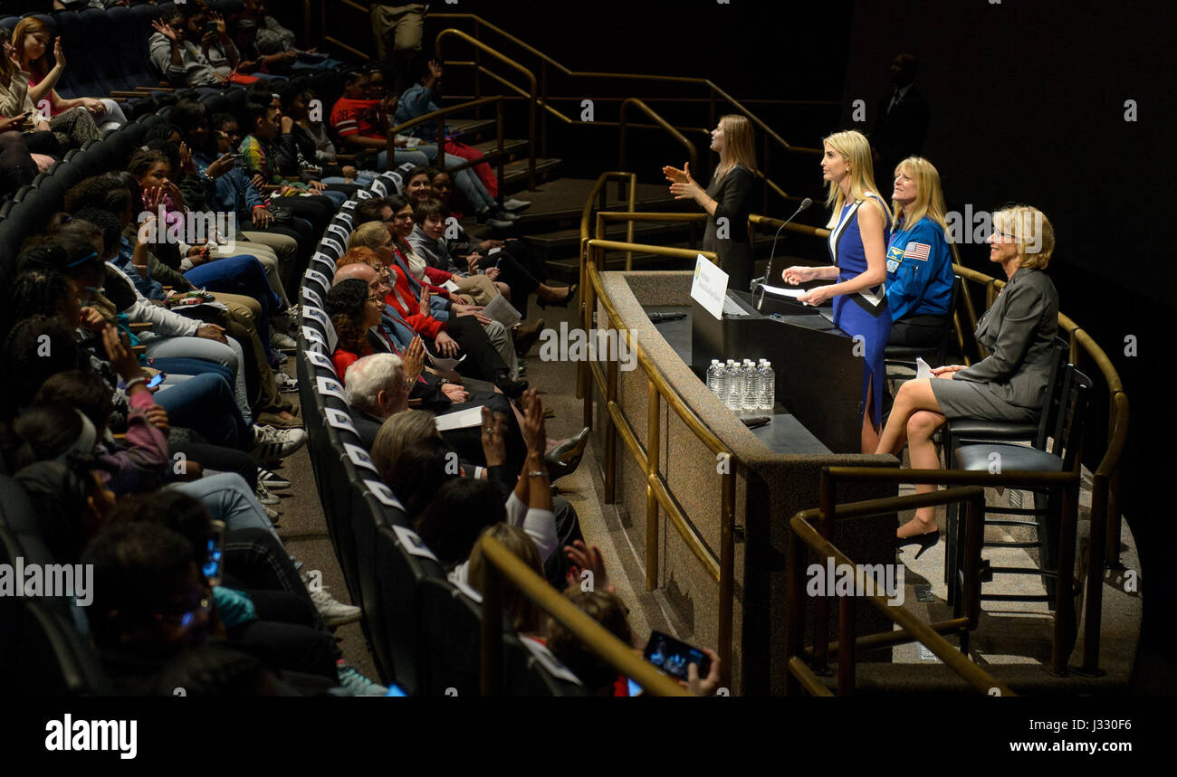 Ivanka Trump prend la parole au Musée national de l'Air et de l'espace du Smithsonian lors de l'événement du mois de l'histoire des femmes, mettant l'accent sur l'éducation STIM et encourageant les femmes à poursuivre une carrière dans les sciences et la technologie. Banque D'Images