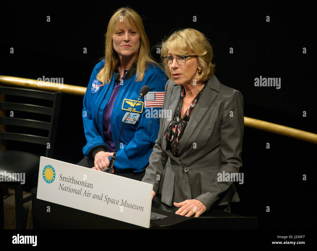 Betsy DeVos, secrétaire à l'éducation des États-Unis, prend la parole lors de l'événement « Celebrating Women's History Month » au Musée national de l'Air et de l'espace du Smithsonian, soulignant les initiatives STEM et les contributions des femmes dans ce domaine. Banque D'Images