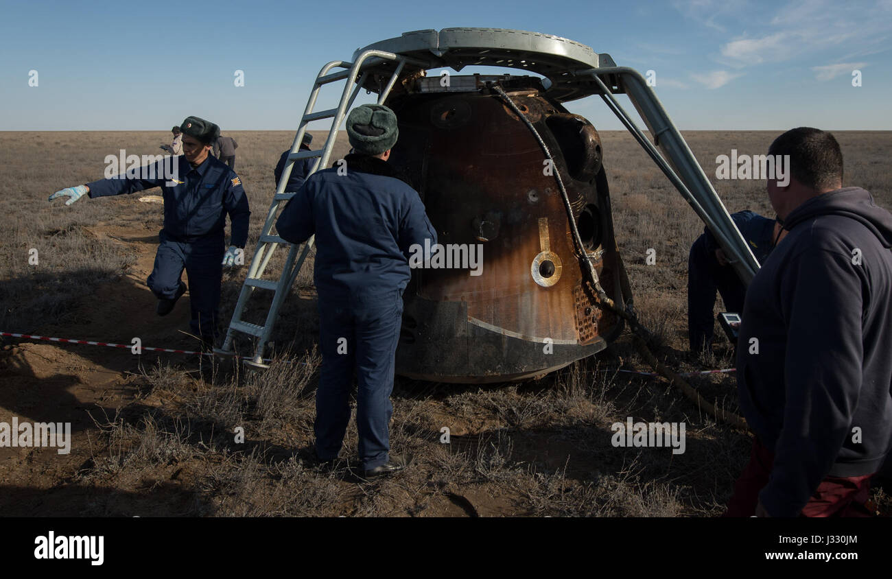 Fédération du personnel de soutien travaillent autour de l'engin spatial Soyouz MS-02 peu après il s'est posé avec le commandant de l'Expédition 50 Shane Kimbrough de NASA et ingénieurs de vol Sergey Ryzhikov et Andrey Borisenko de Roscosmos, près de la ville de Zhezkazgan, le Kazakhstan le Lundi, Avril 10, 2017 (temps). Kazakh Kimbrough, Ryzhikov, et Borisenko reviennent après 173 jours dans l'espace où ils ont servi en tant que membres de l'Expédition 49 et 50 équipages à bord de la Station spatiale internationale. Crédit photo : NASA/Bill Ingalls) Banque D'Images