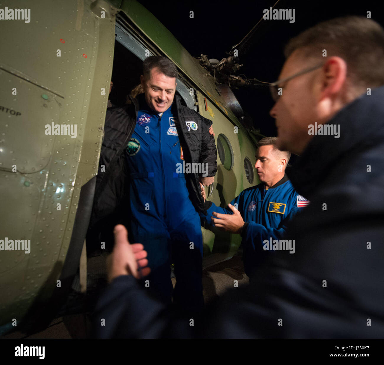 L'astronaute de la NASA Shane Kimbrough arrive à l'aéroport de Karaganda au Kazakhstan après qu'il l'aéroport, le cosmonaute russe Sergey Ryzhikov de Roskosmos et, le cosmonaute russe Andrey Borisenko de Roscosmos a atterri dans leur vaisseau Soyouz MS-02 dans une région isolée près de la ville de Zhezkazgan, le Kazakhstan le Lundi, Avril 10, 2017 (temps). Kazakh Kimbrough, Ryzhikov, et Borisenko reviennent après 173 jours dans l'espace où ils ont servi en tant que membres de l'Expédition 49 et 50 équipages à bord de la Station spatiale internationale. Crédit photo : NASA/Bill Ingalls) Banque D'Images