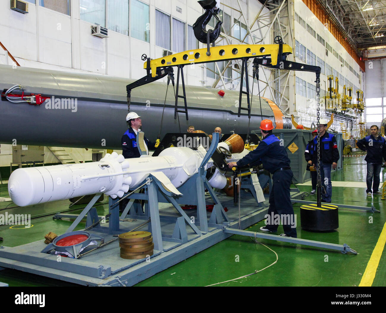 La fusée Soyouz et Soyouz MS-04 est assemblé sur le Pad 1 résidence au cosmodrome de Baïkonour le Samedi, Avril 15, 2017, à Baïkonour, au Kazakhstan. Lancement de l'engin spatial Soyouz MS-04 est prévue pour le 20 avril et vous enverra de temps Baïkonour Expedition 51 commandant de Soyouz Fyodor Yurchikhin de Roskosmos et l'ingénieur de vol Jack Fischer de la NASA en orbite pour commencer leurs quatre mois et demi de mission sur la Station spatiale internationale. Banque D'Images