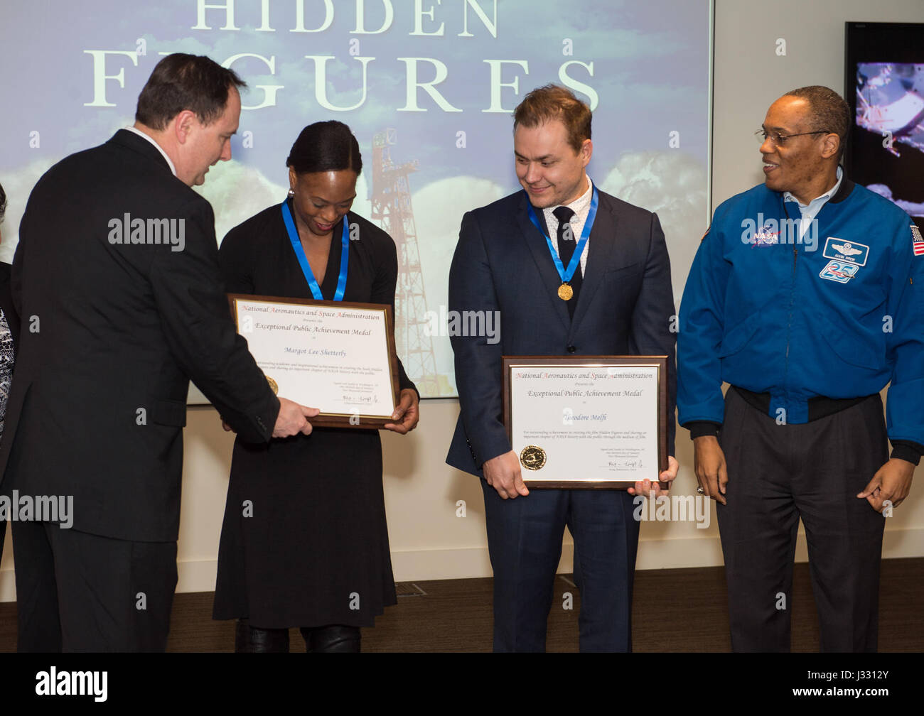 L'auteure Margot Lee Shetterly reçoit la médaille d'excellence du public de la NASA au siège de la NASA à Washington le 15 février 2017. Le livre de Shetterly « Hidden figures » raconte l'histoire de Katherine Johnson, Dorothy Vaughan et Mary Jackson, mathématiciennes et ingénieurs afro-américaines qui ont joué un rôle central dans le programme spatial de la NASA, en particulier lors de la mission de John Glenn en 1962. Banque D'Images