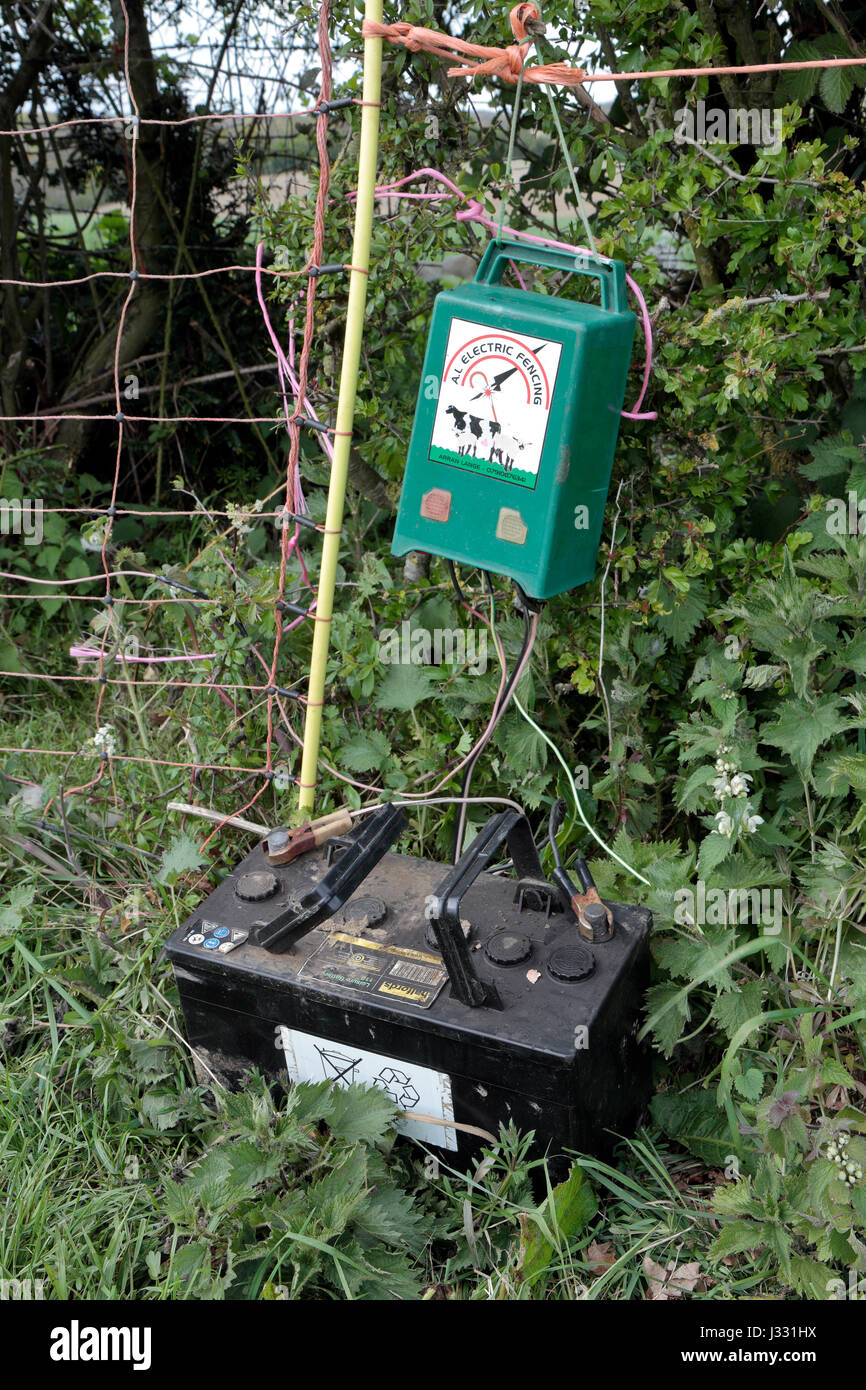 Une batterie de voiture et d'une clôture électrique dans un champ dans le Buckinghamshire, Royaume-Uni. Banque D'Images