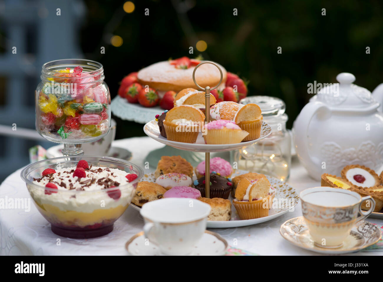 Une table préparée pour le thé l'après-midi / garden party dans un jardin. Banque D'Images