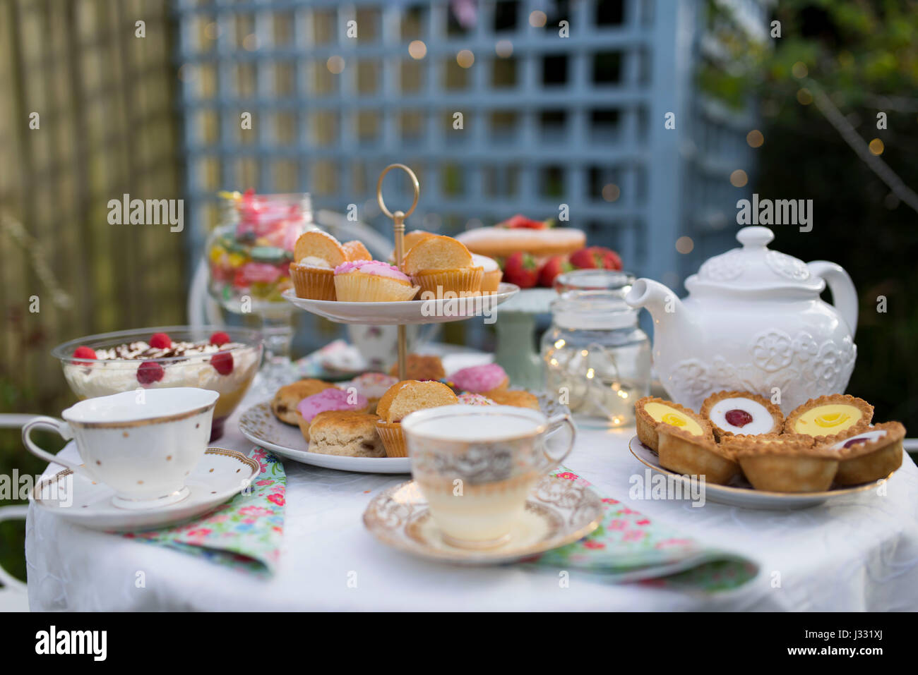 Une table préparée pour le thé l'après-midi / garden party dans un jardin. Banque D'Images