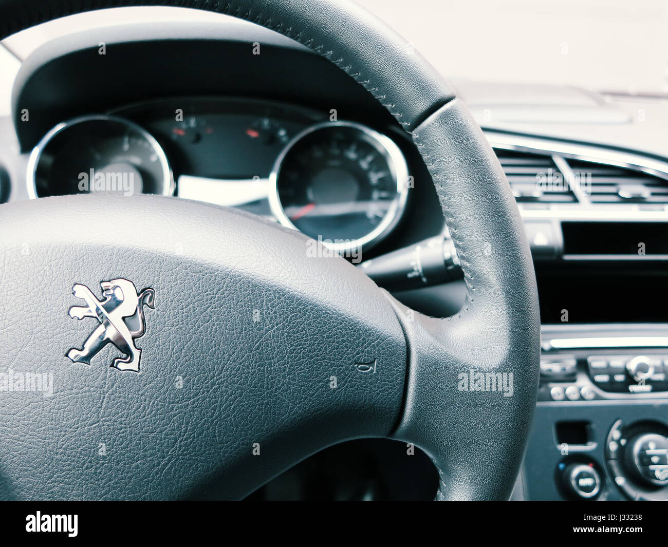 WROCLAW, POLOGNE - avril 27th, 2017 : Intérieur de Peugeot 3008. La Peugeot 3008 est un crossover compact dévoilé par le constructeur automobile français Peugeot en mai 2008, Banque D'Images