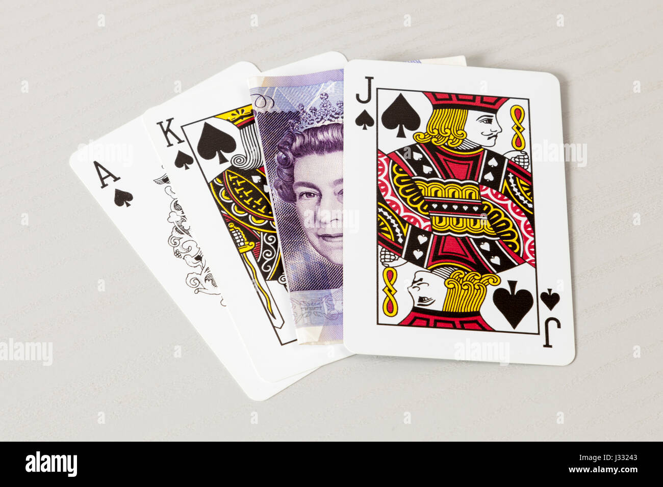 Cartes à jouer et d'espèces. L'Ace pour le valet de pique avec un billet de 20 € représentant la reine. Concept de jeu Banque D'Images