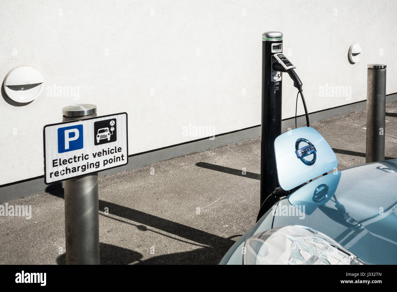 Voiture électrique point de recharge dans les parking. UK Banque D'Images