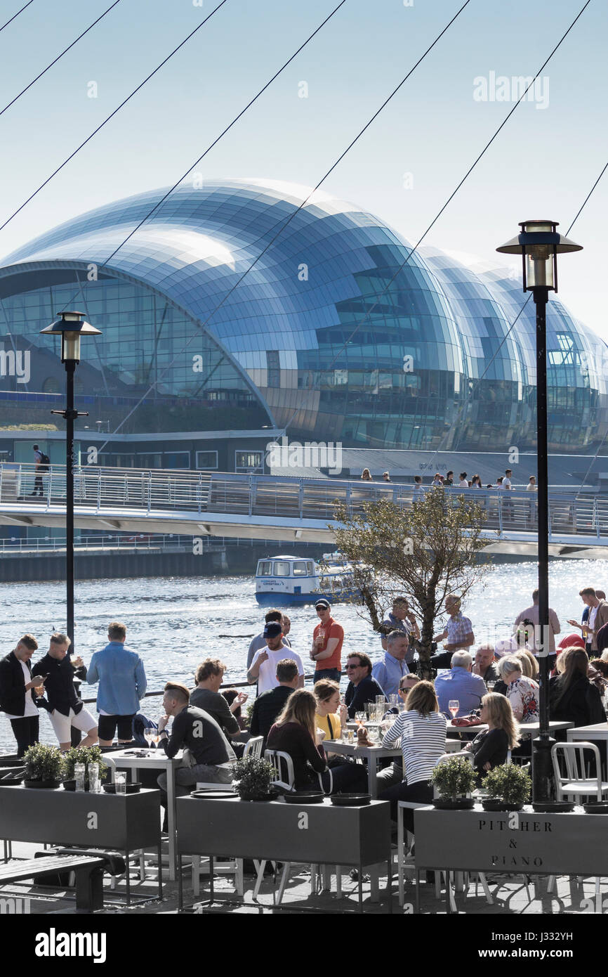 Le Quayside, Newcastle. Vue sur fleuve Tyne de Pitcher & piano avec Sage Gateshead Millennium Bridge et en arrière-plan. Newcastle upon Tyne. UK Banque D'Images