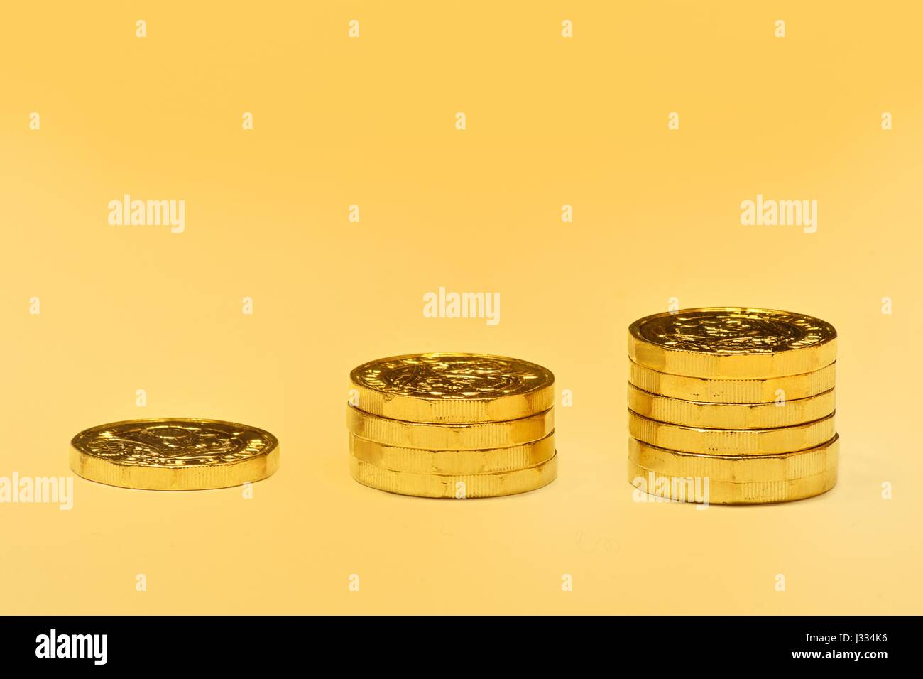 3 colonnes de nouvelles pièces livre sur fond d'or Banque D'Images
