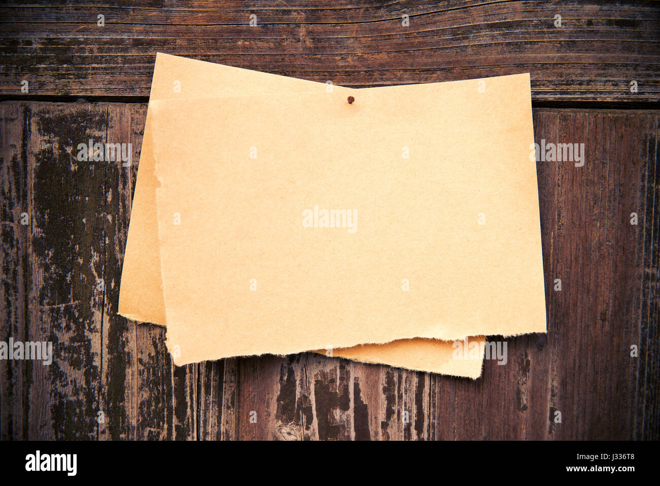 Vieux papier brun sur fond bois board Banque D'Images